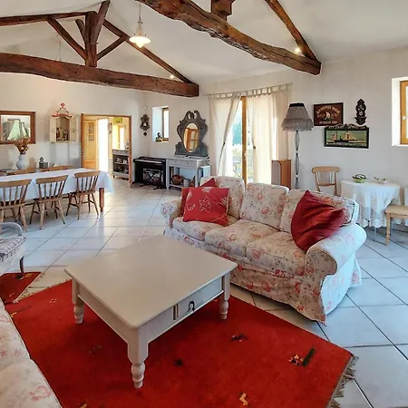 4 Bedroom Beautiful In Et Lagrave Holiday home Ambares-et-Lagrave