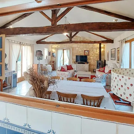 Holiday home 4 Bedroom Beautiful In Et Lagrave Ambares-et-Lagrave