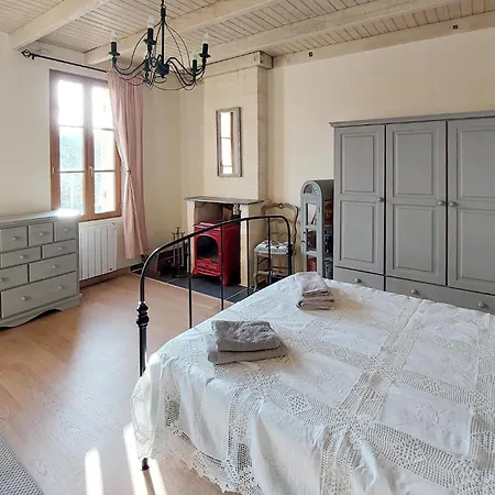 4 Bedroom Beautiful In Et Lagrave Ambares-et-Lagrave