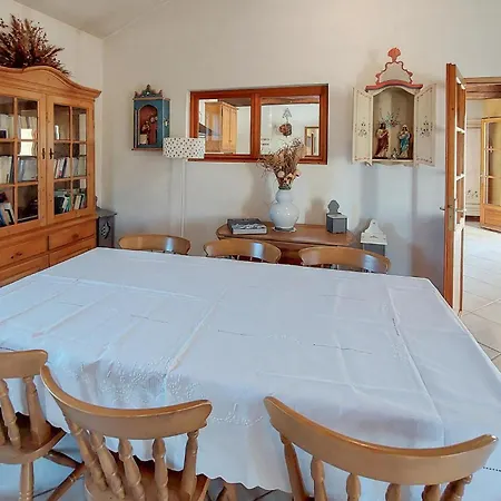 4 Bedroom Beautiful In Et Lagrave Ambares-et-Lagrave