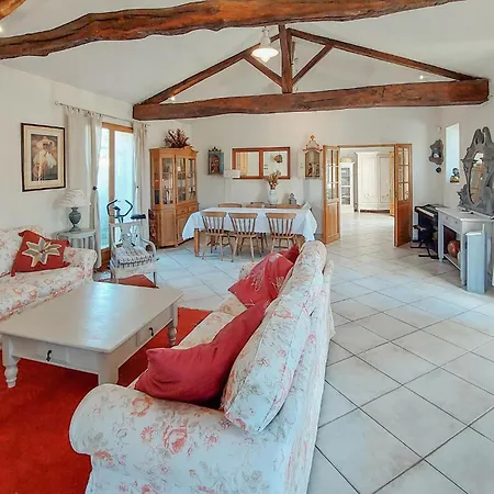 4 Bedroom Beautiful In Et Lagrave Ambares-et-Lagrave